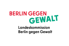 Das Logo der Landeskommission Berlin gegen Gewalt besteht aus drei Schriftzeilen. In der ersten steht ‚Berlin gegen‘ in roten Buchstaben, in der zweiten ‚Gewalt‘ in petrolfarbenen Buchstaben, und in der dritten Zeile in Schwarz der Schriftzug ‚Landeskommi